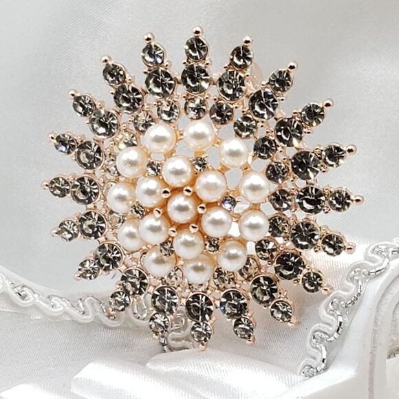 Brand New Pearl Rhinestone Vintage Style Brooch Pin - Picture 3 of 4